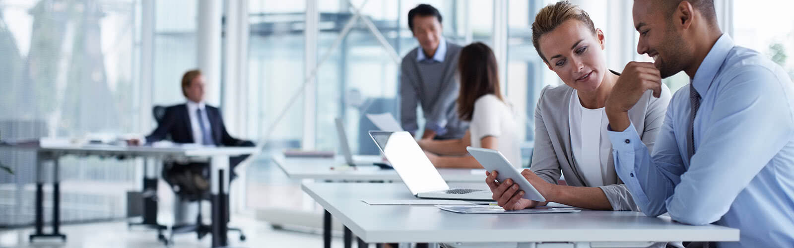 Kollegen besprechen sich