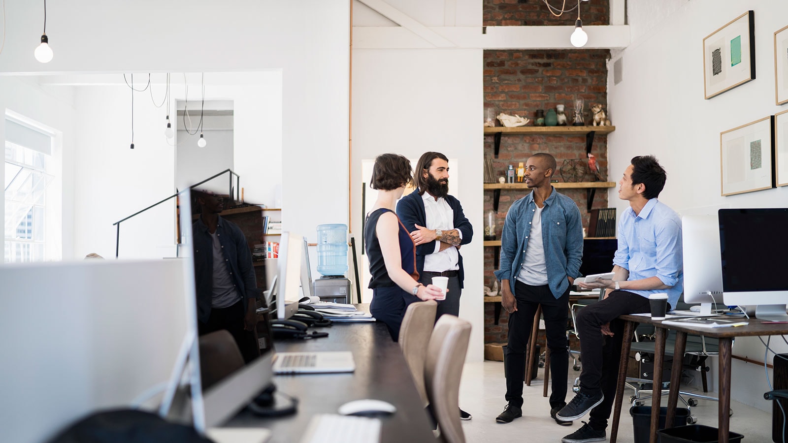 Kollegen unterhalten sich im Büro