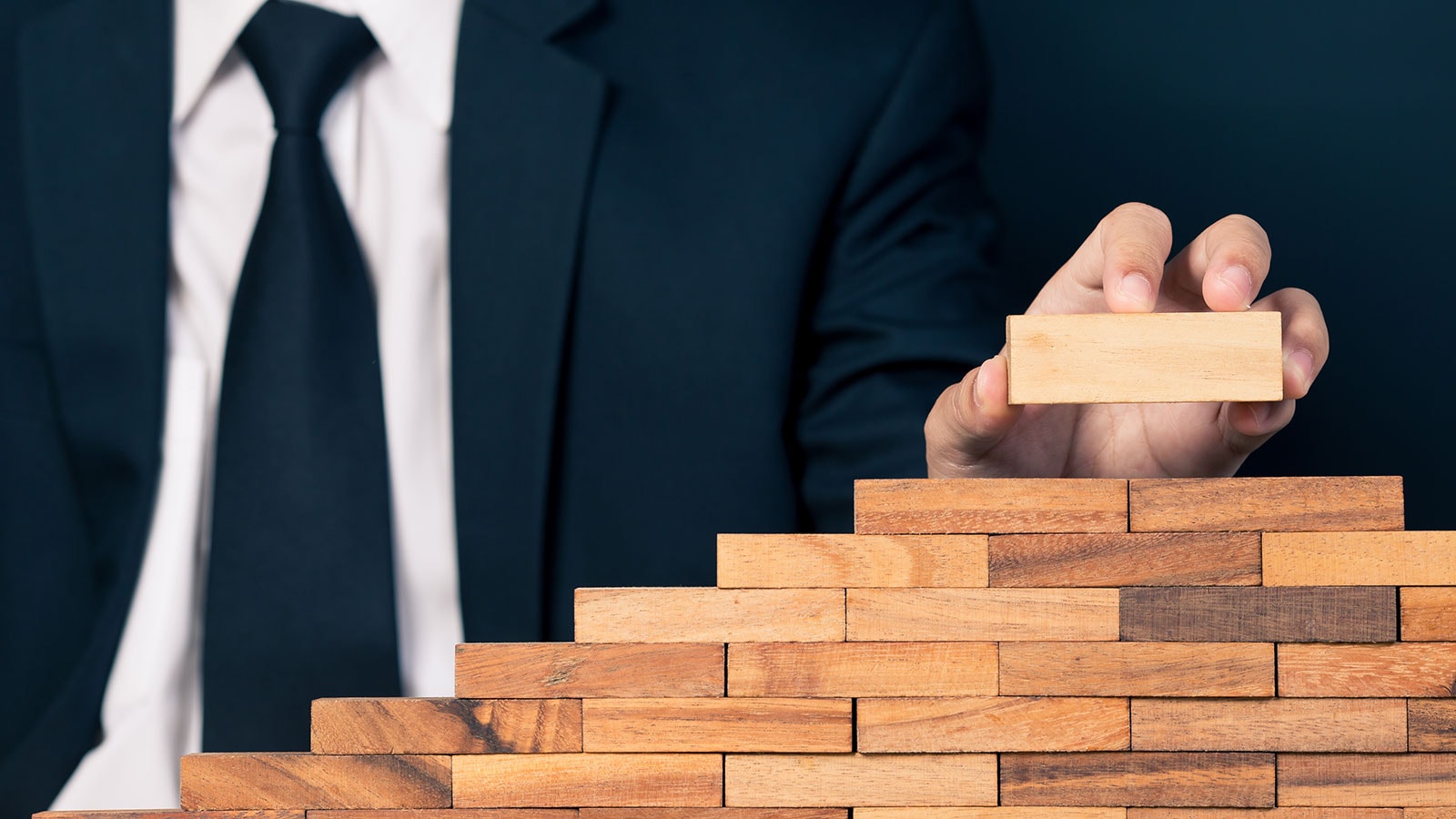 Mann stapelt Bauklötze