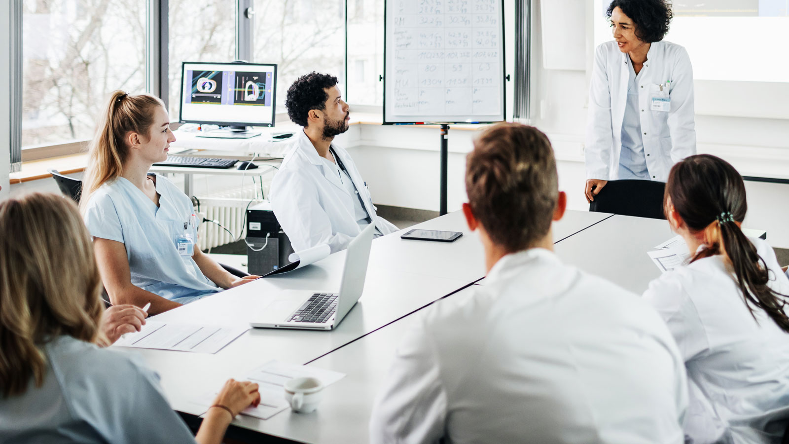 Eine Gruppe Ärzte lauscht einer Präsentation