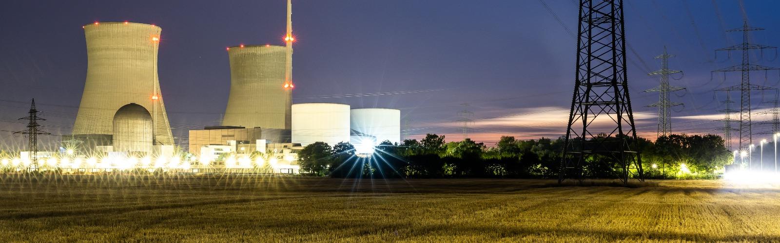 Atomkraftwerk bei Nacht