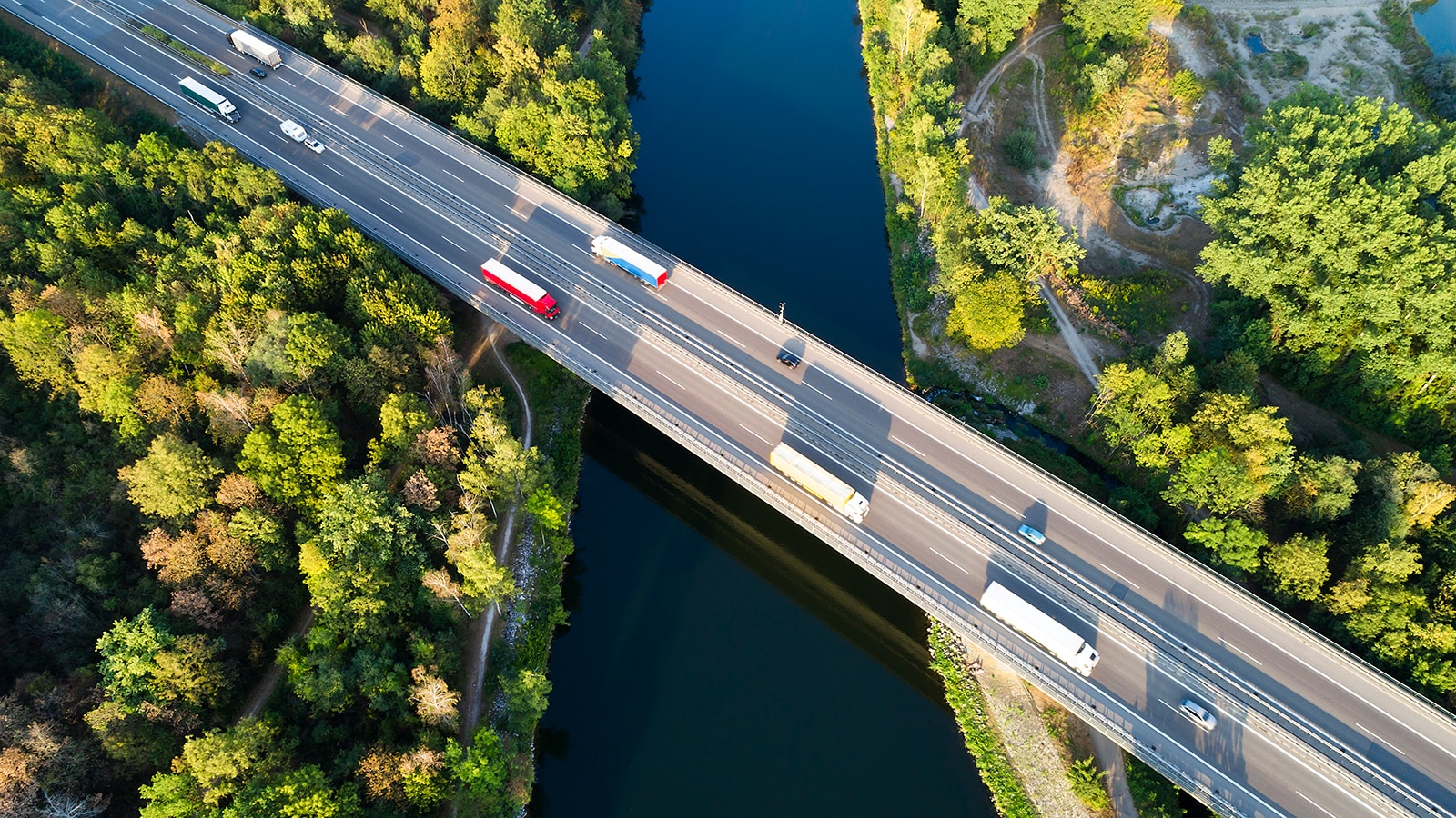 Autobahnbrücke von oben