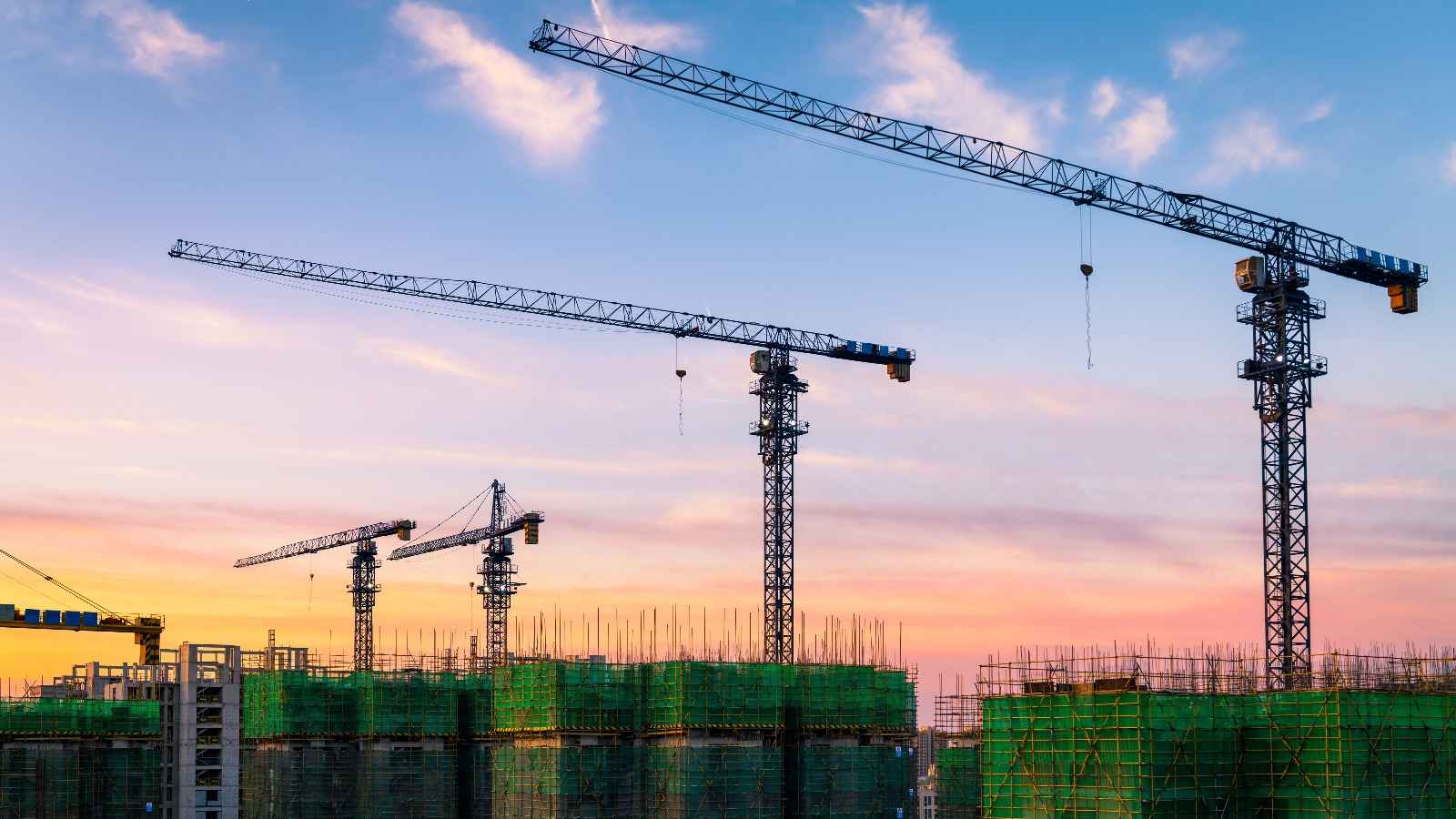 Baukräne vor Sonnenuntergang
