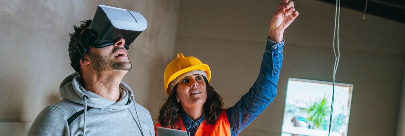 Ingenieurin und Mann mit VR-Brille auf Baustelle