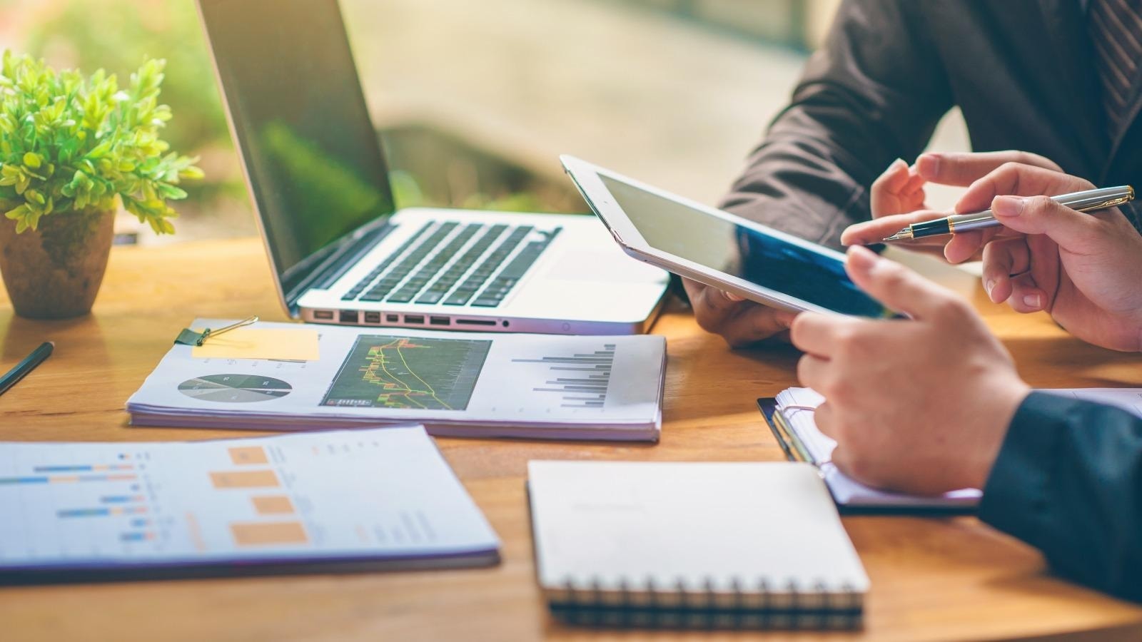 Besprechung am Laptop draussen