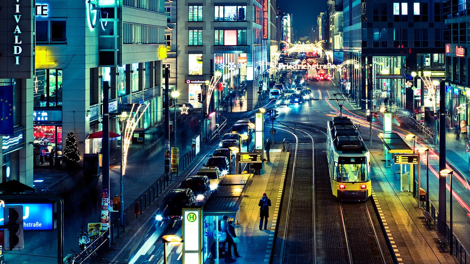 Straße in Berlin bei Nacht