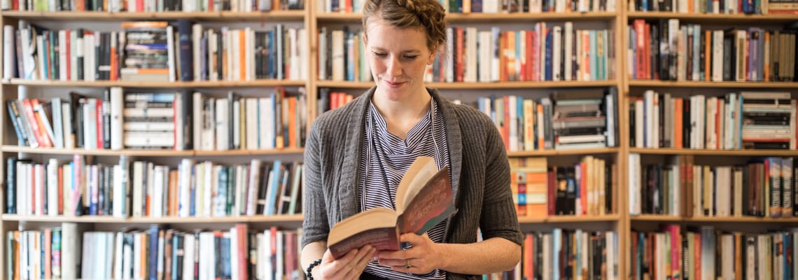 Frau mit Buch in der Hand