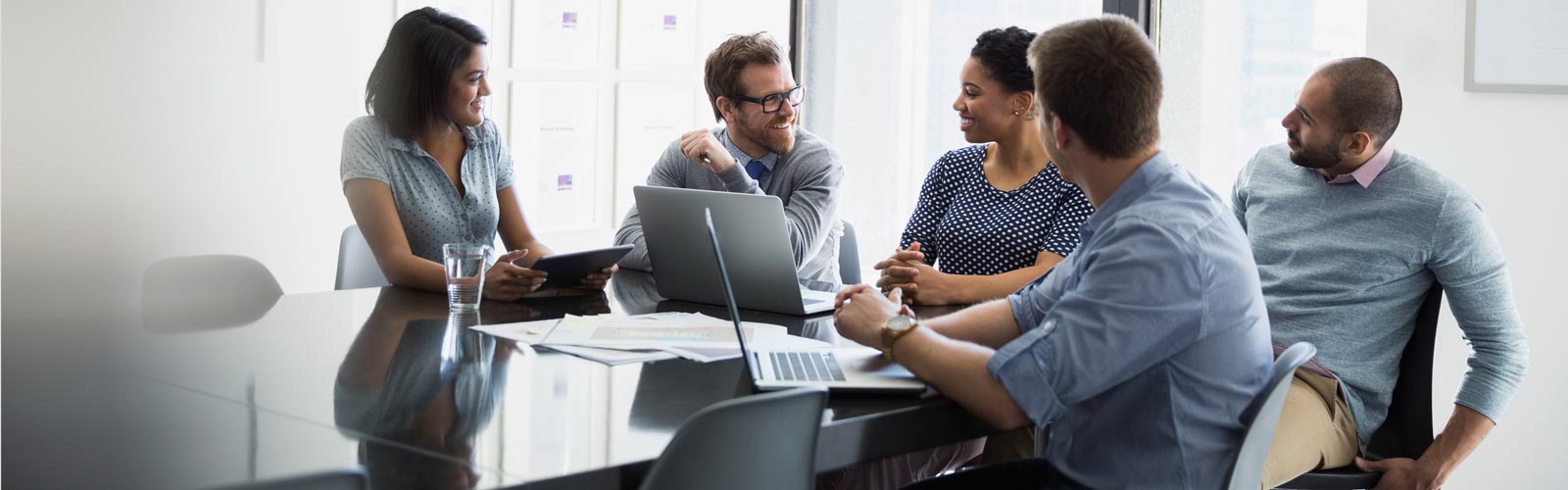 Besprechung an Tisch