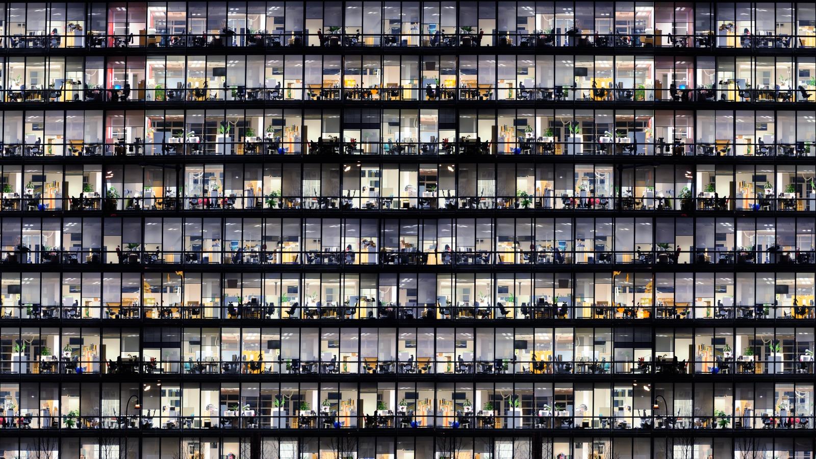 Bürofenster bei Nacht