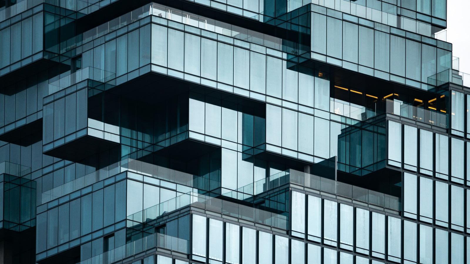 Bürogebäude mit strukturierter Glasfassade