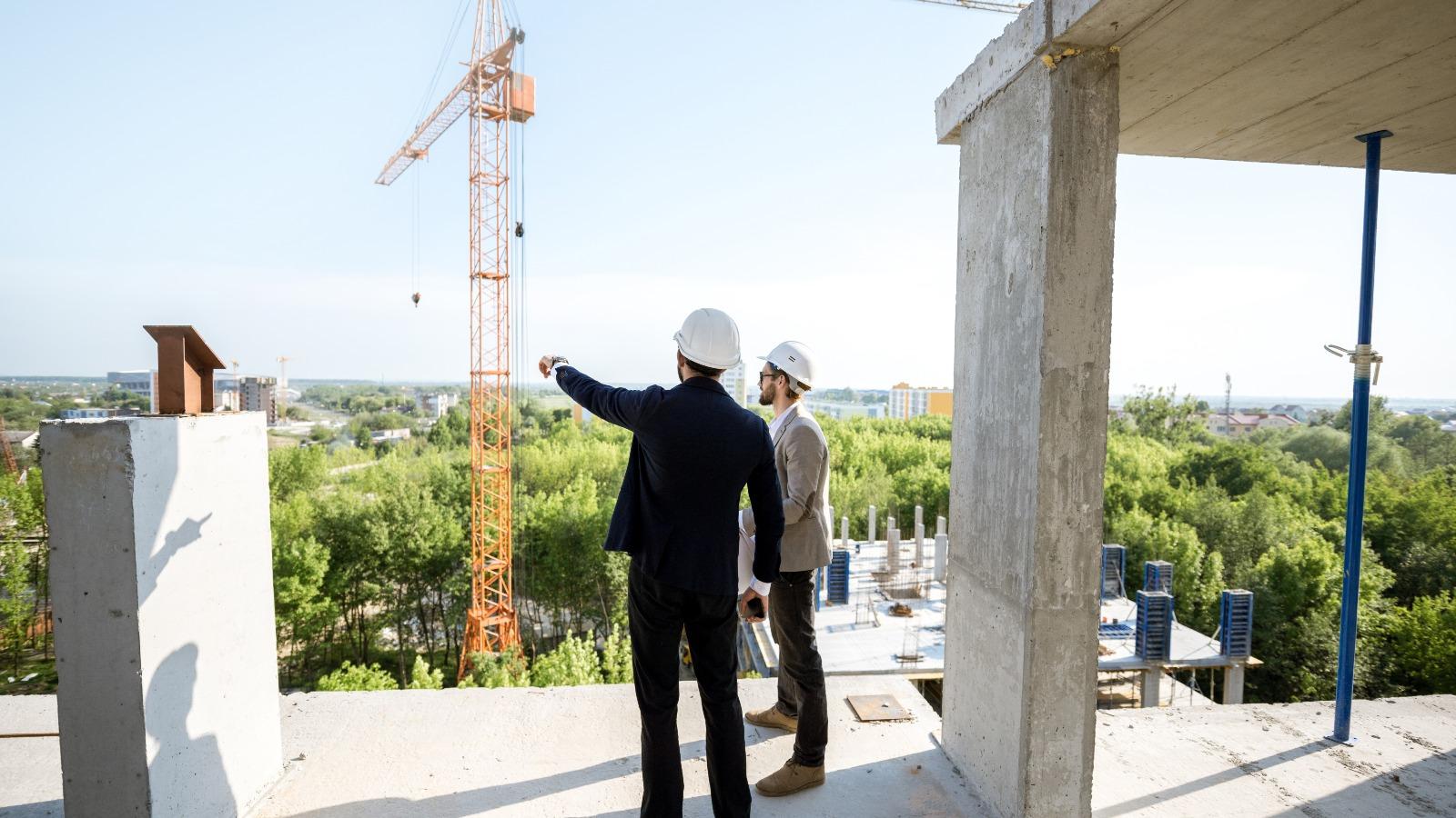 Businessleute auf einer Baustelle
