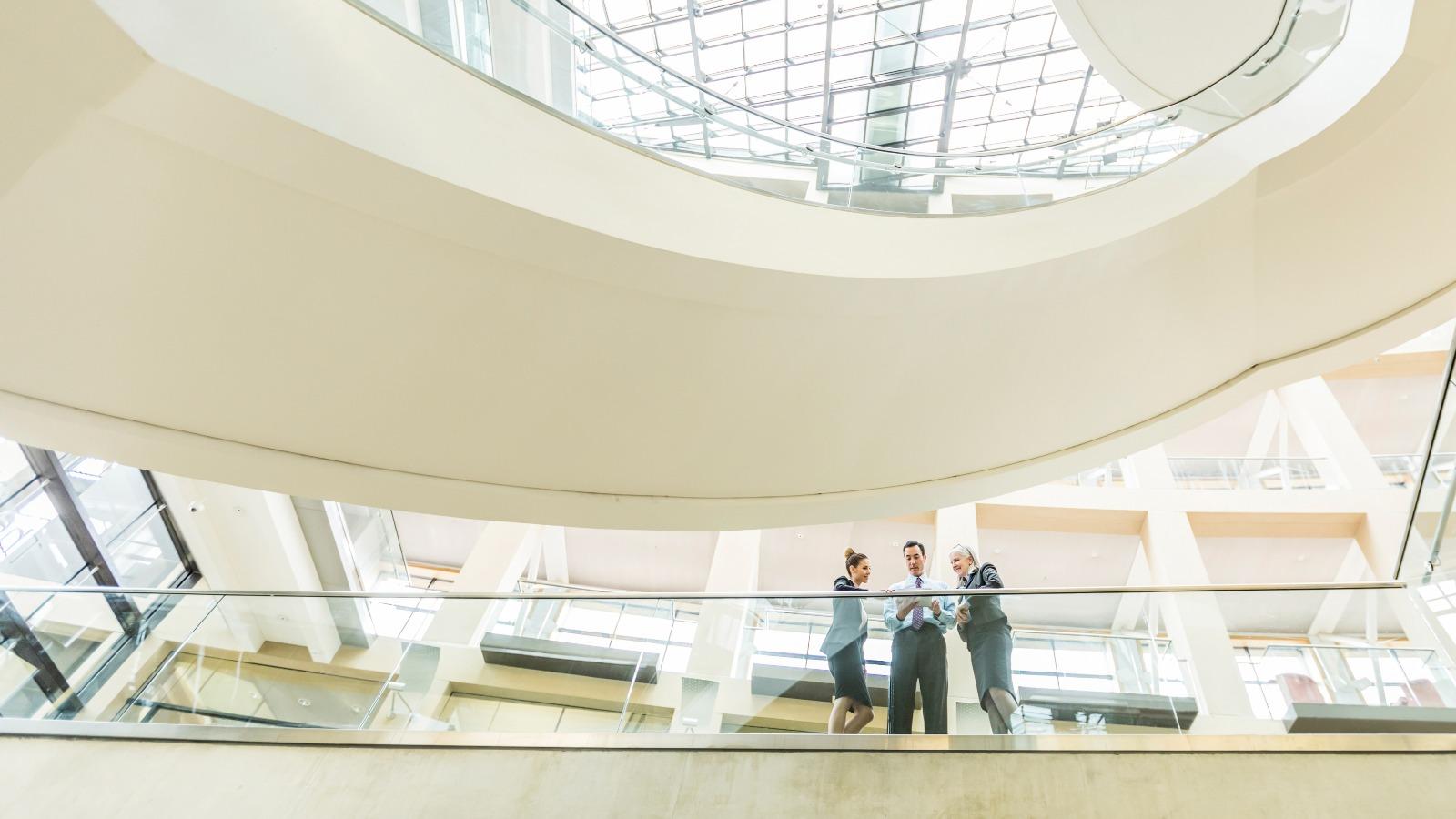 Businessleute stehen zusammen