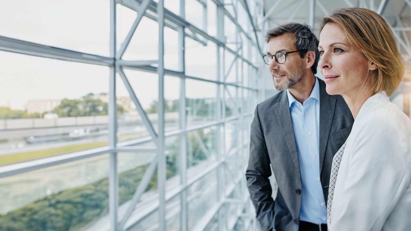 Mann und Frau am Flughafen