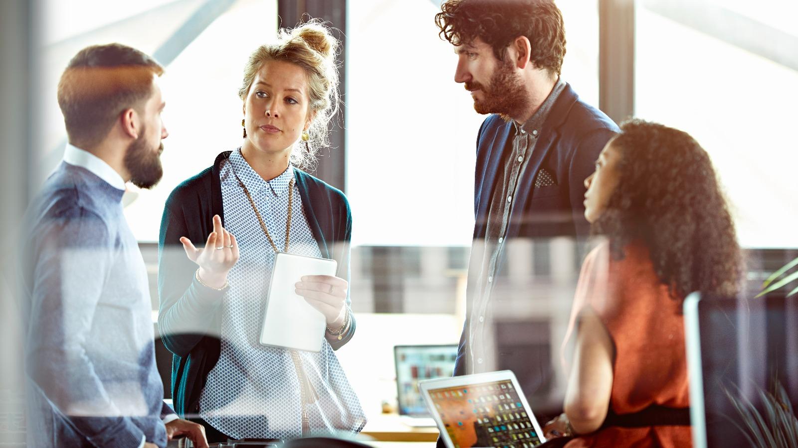 Kollegen am Tisch im Meeting