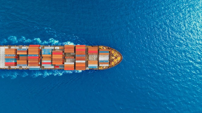 Containerschiff auf dem Meer