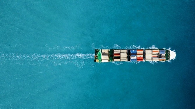 Containerschiff auf dem Meer