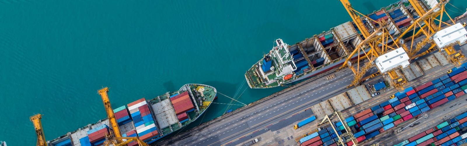 Containerschiffe im Hafen