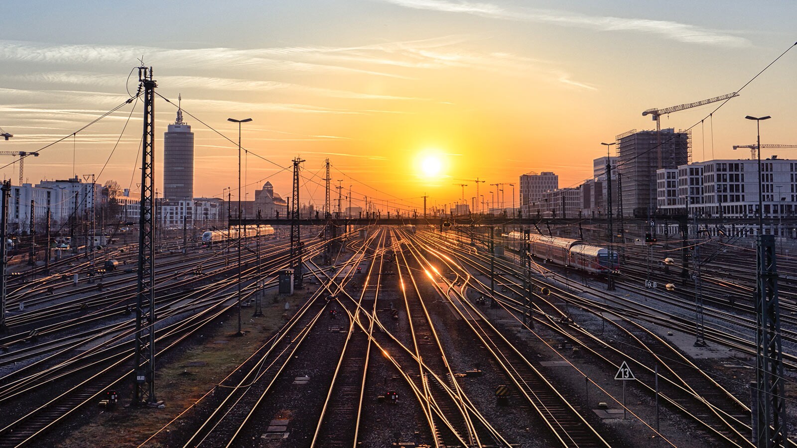 Bahngleise mit Sonnenuntergang