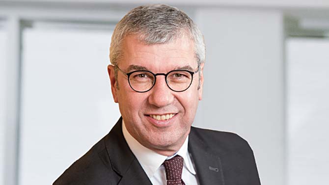 Dirk Hennig ist Partner im Geschäftsbereich Transaction von PwC, spezialisiert auf Bewertung und strategische Beratung