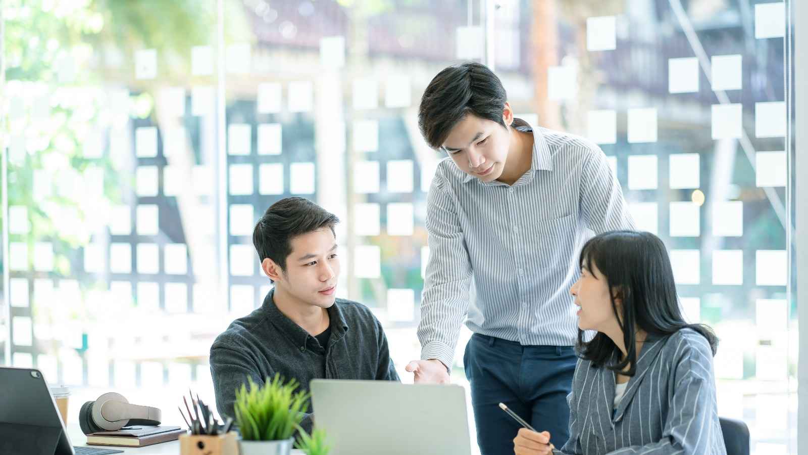 Drei Businesspersonen am Laptop