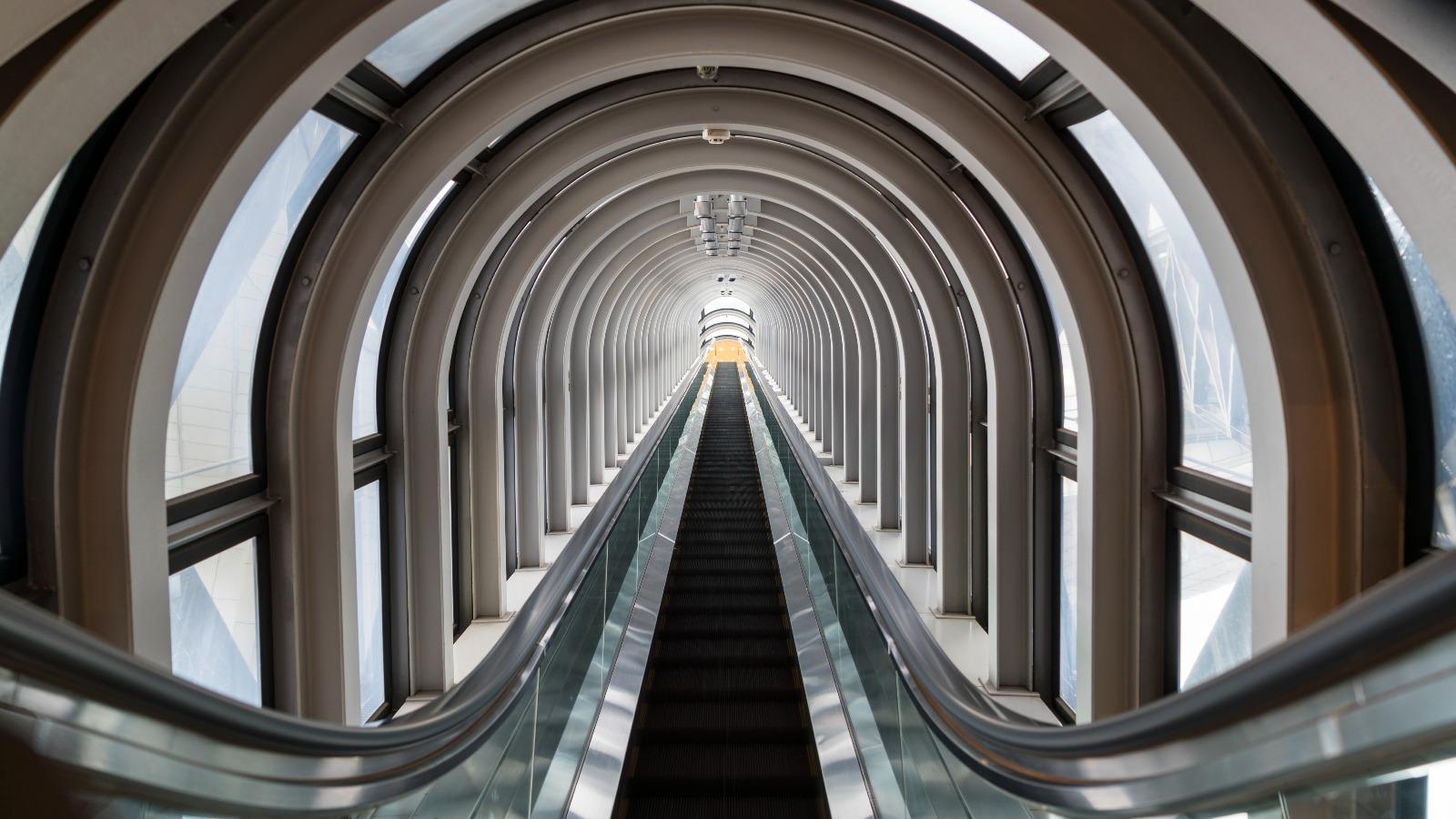 Lange Rolltreppe in gläserner Halle