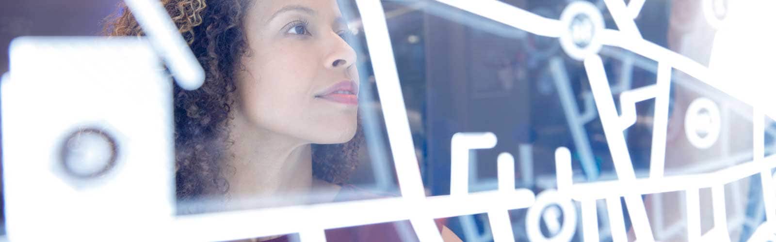 Frau am Bildschirm mit Daten