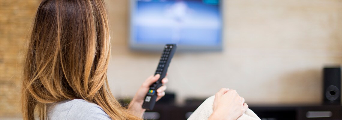 Frau vor dem Fernseher