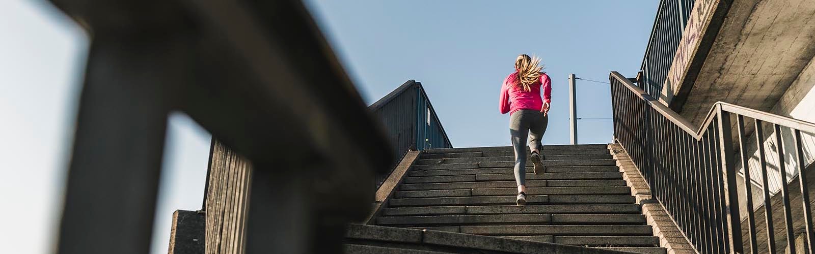 Frau joggt Treppe hoch