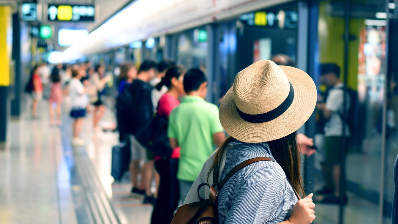 Frau an Bahnsteig
