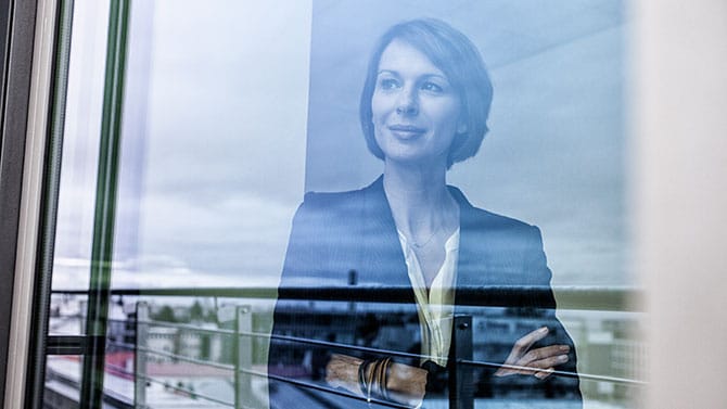 Junge Frau hinter einer Glasscheibe