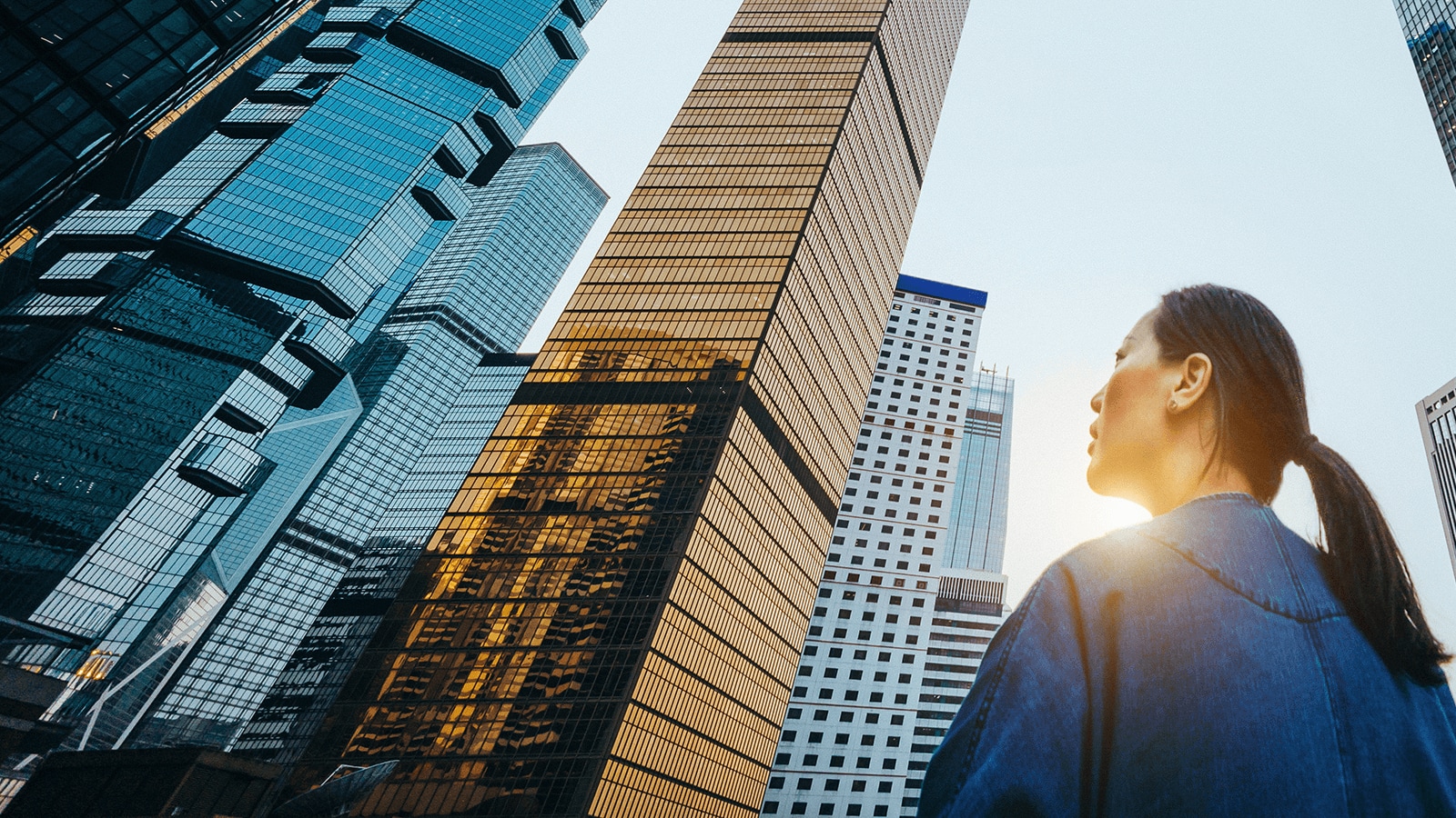 Frau zwischen Wolkenkratzern