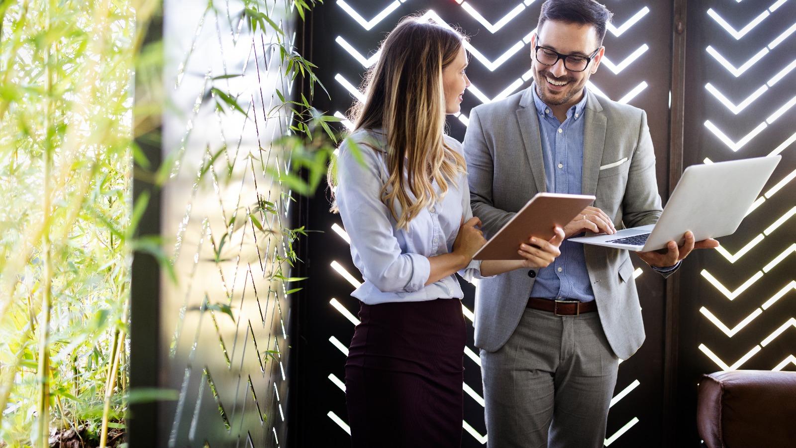 Freundliche Kollegen vergleichen Daten