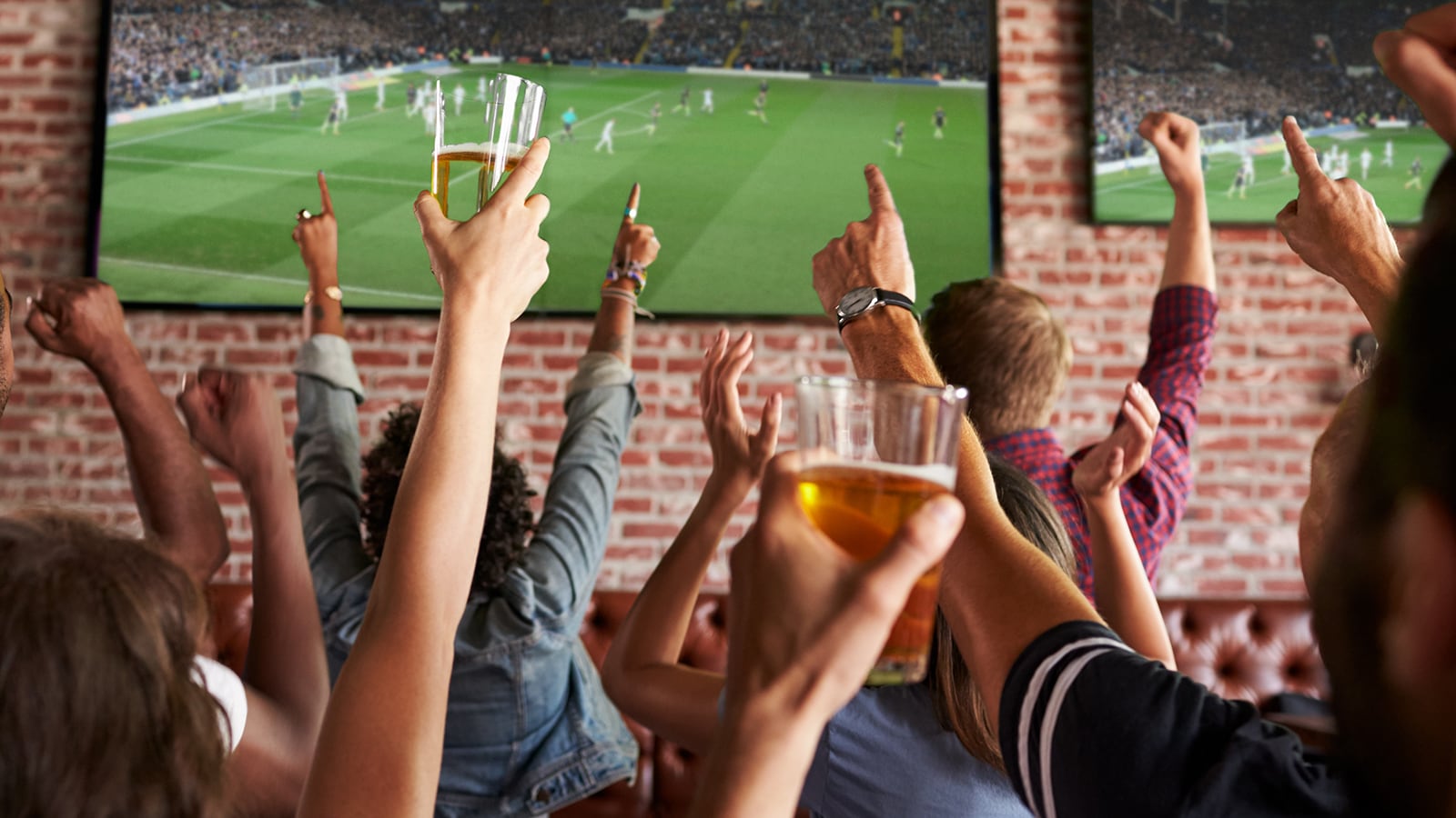 Fußball Fans vor Fernseher