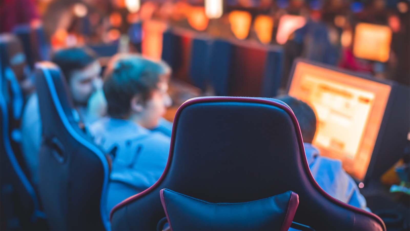 Gaming-Stuhl vor Computern