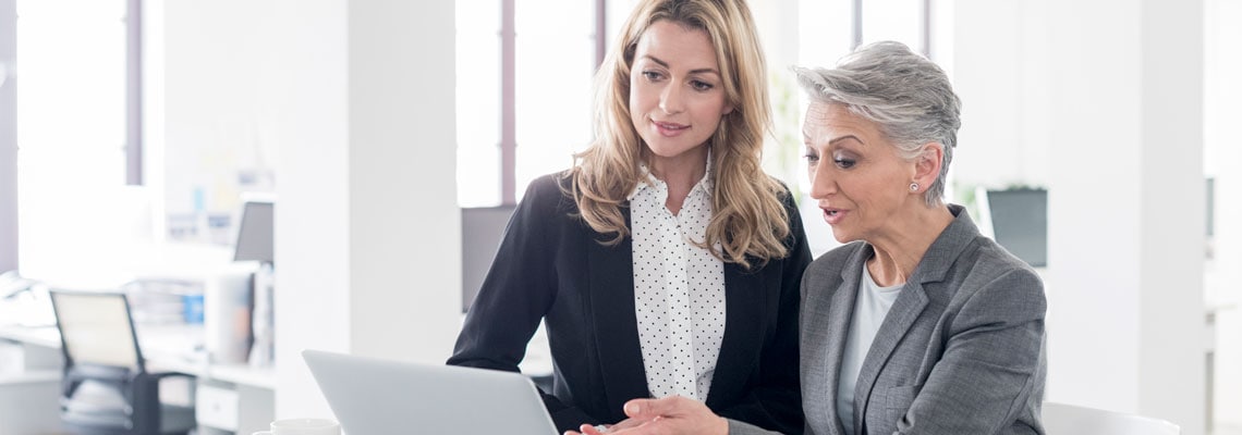 Customer Experience im Bereich Banken und Versicherer - Geschäftsfrauen im Meeting