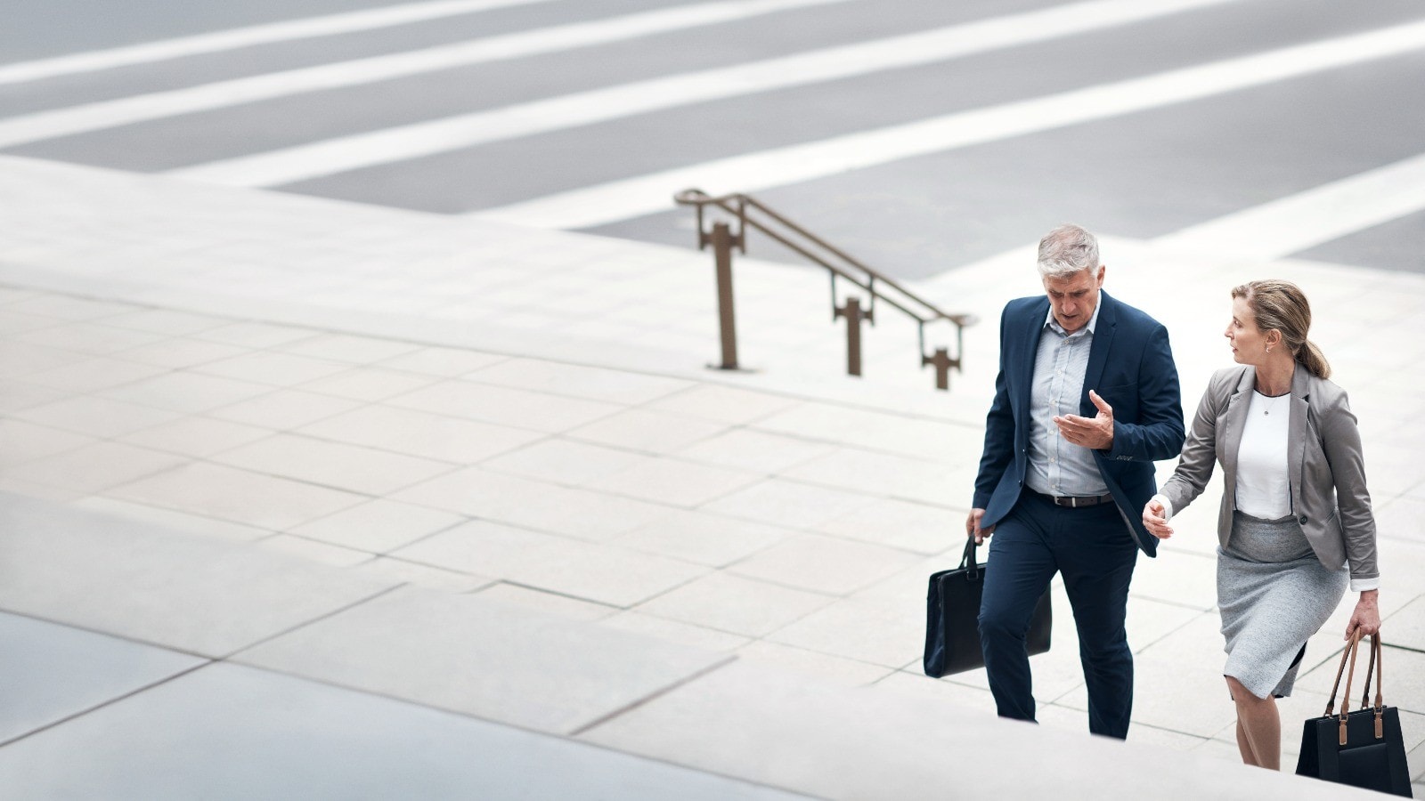 Mann und Frau vor Server