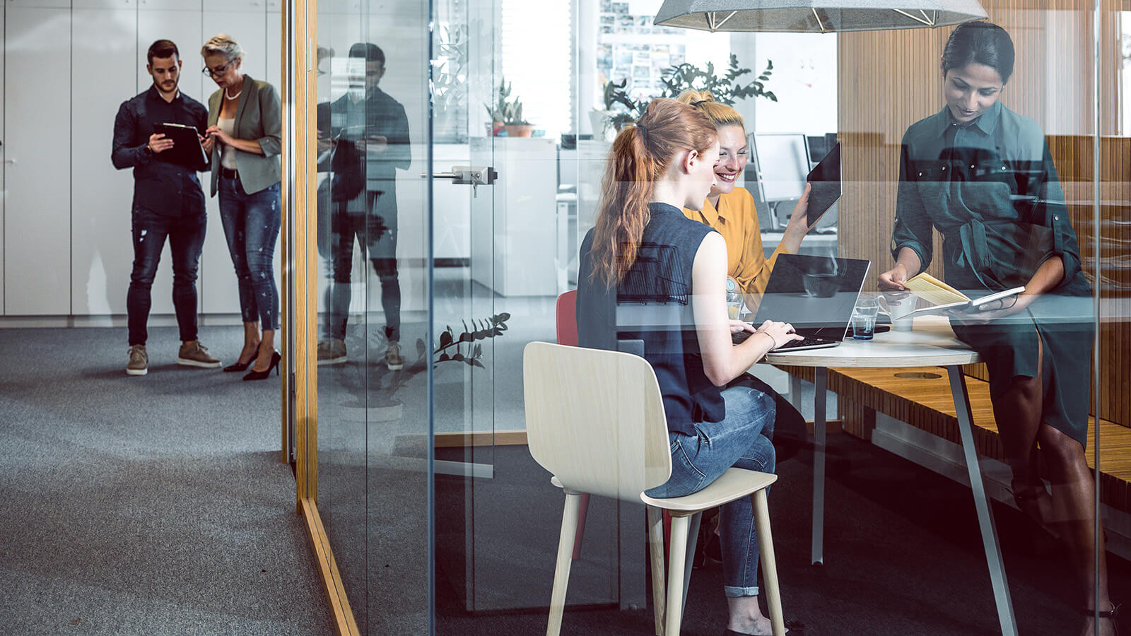 Geschäftsleute, die im Büro arbeiten