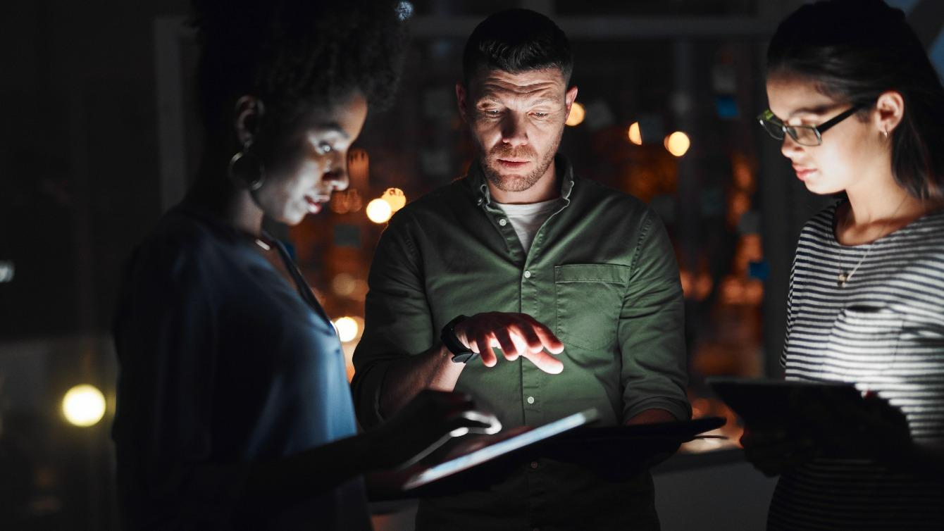 Businessleute mit Tablet