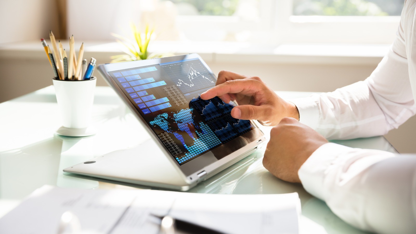 Geschäftsmann am Tablet