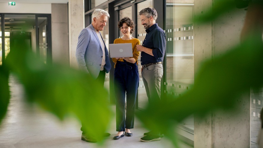 Geschäftleute bei Besprechung im Büro