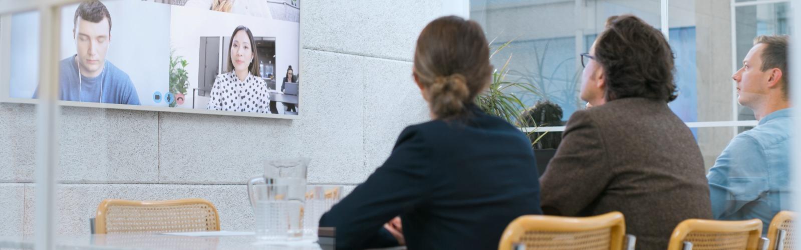 Geschäftsleute in Videokonferenz