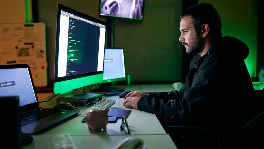 Hacker an Bildschirm