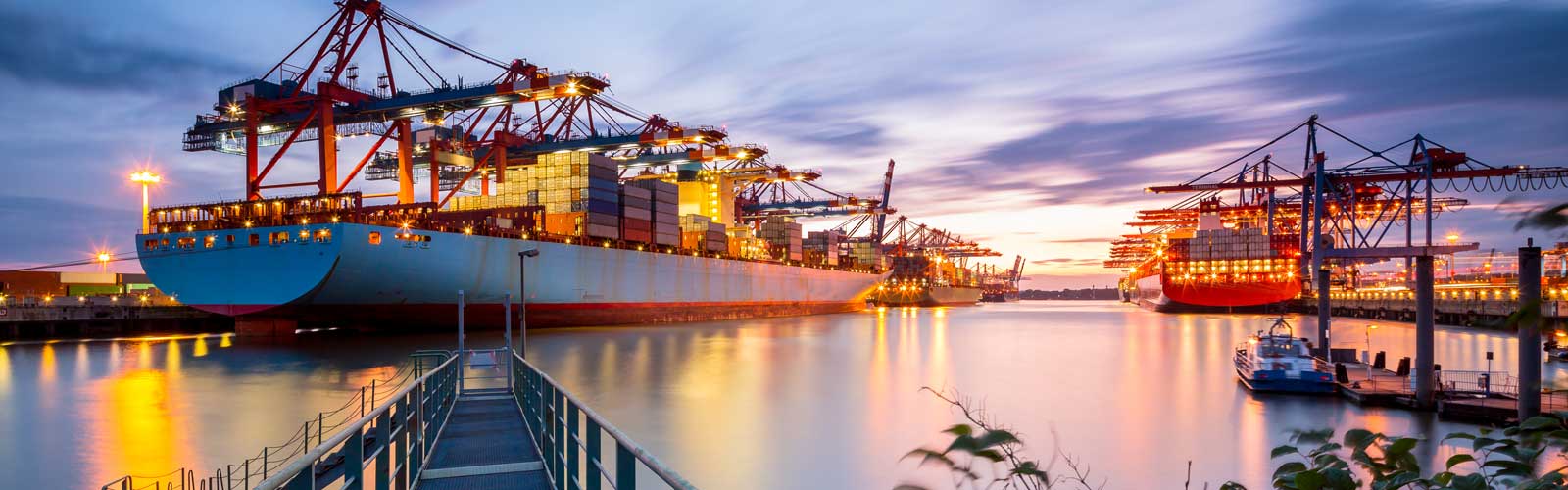 Cargoschiff im Hafen