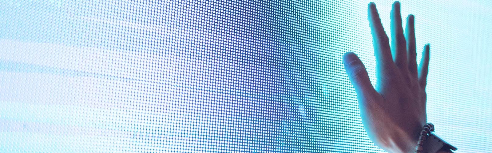 une main sur une surface lumineuse