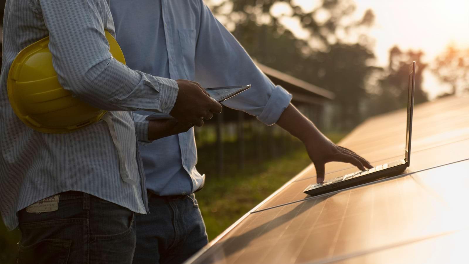 Frauenhände halten Tablet