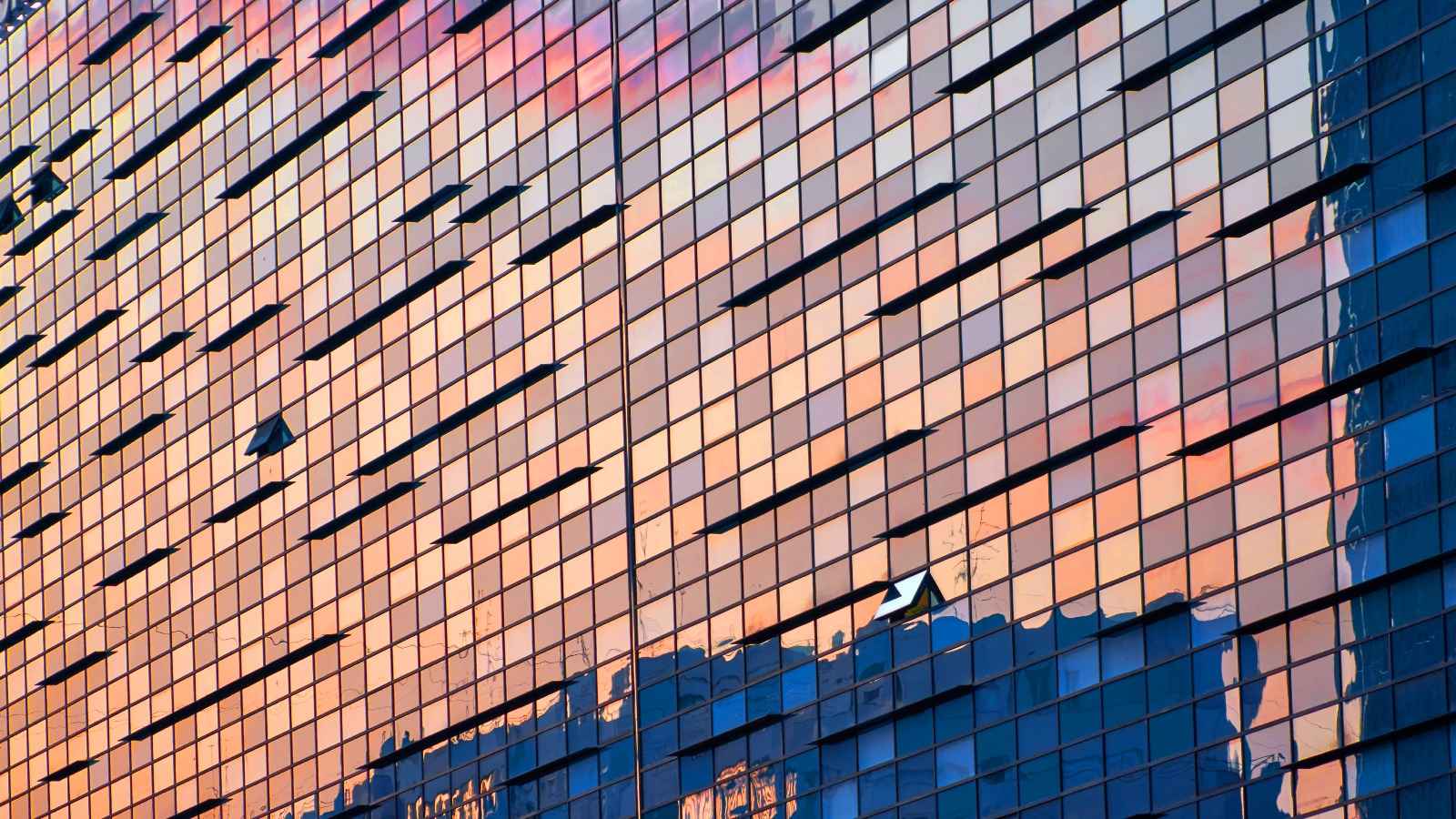 Lichtspiegelungen auf Hausfront 