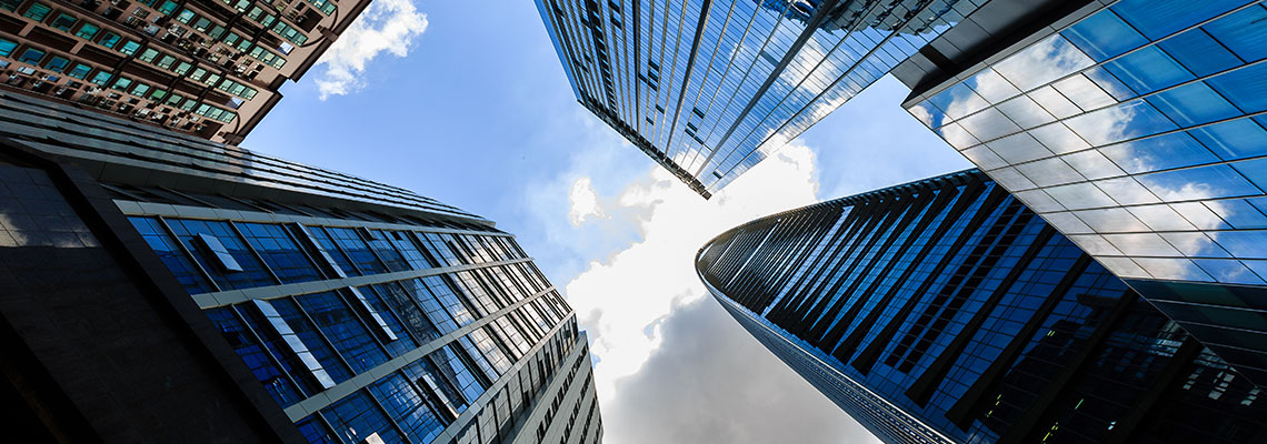 Hochhäuser ragen in den Himmel