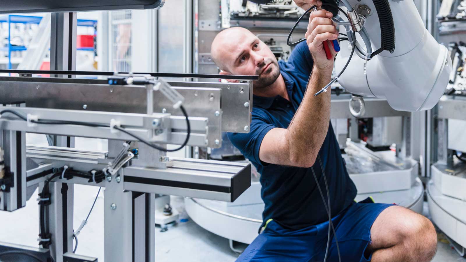 Ingenieur mit Roboterarm