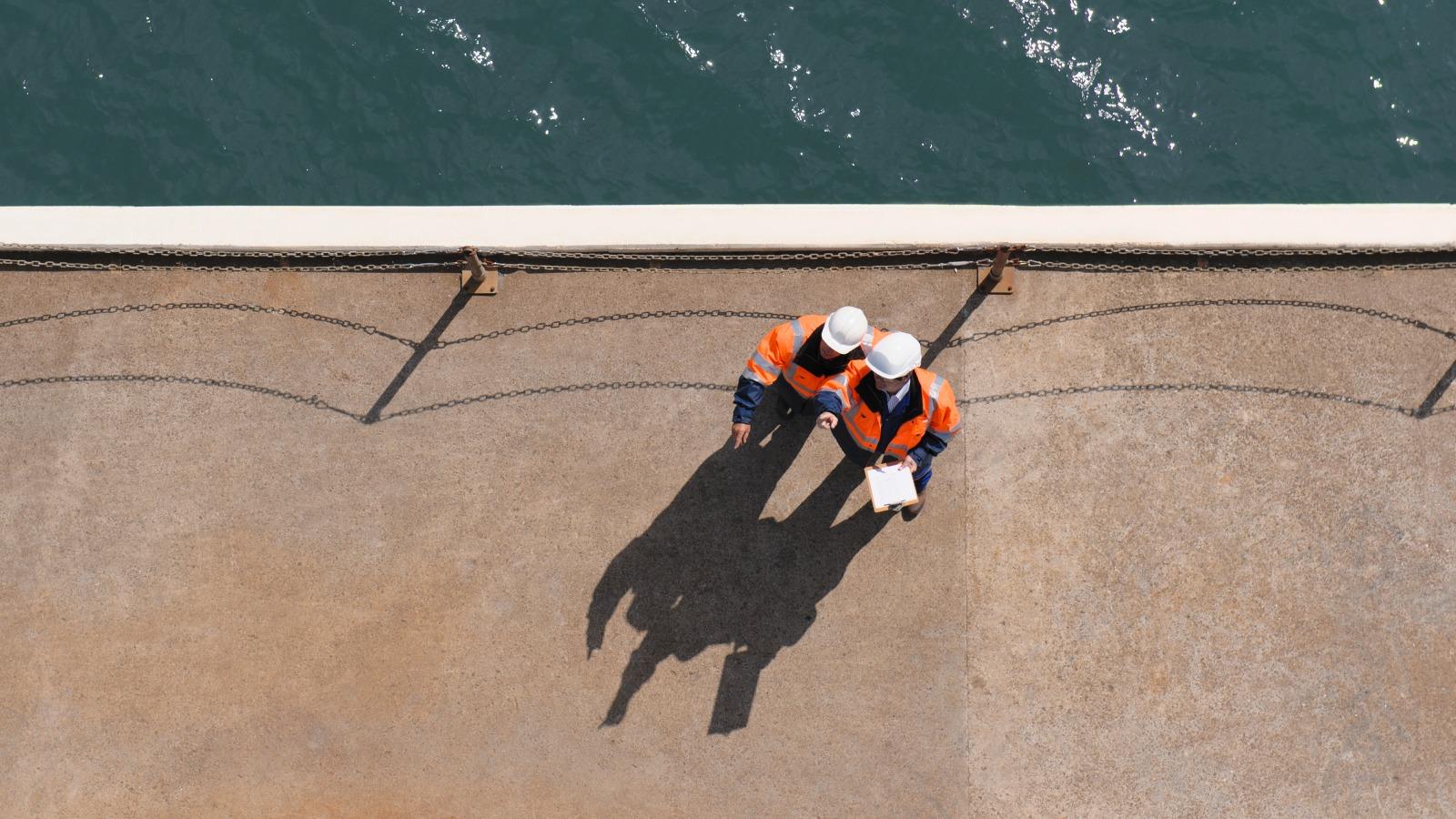 Ingenieure stehen an Hafenbecken