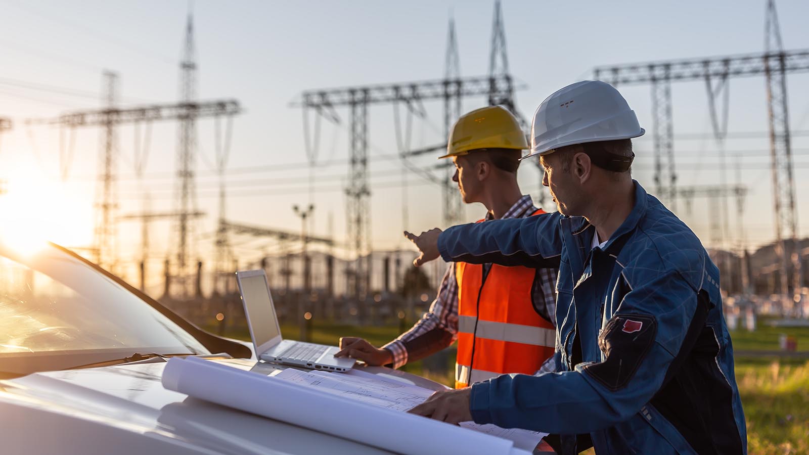 Ingenieure und Strommasten